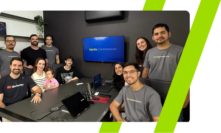 Equipe da Ajuda Ecommerce reunida no escritório